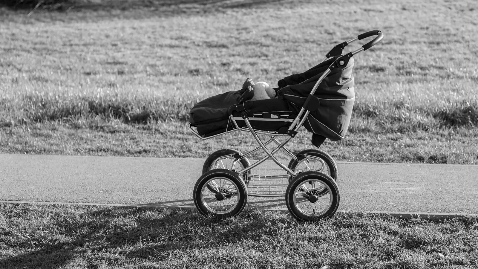 Barnvagn som kontrolleras inför köp eller användning
