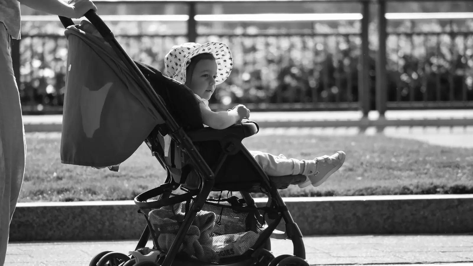 Barnvagn i lugn vardagsmiljö